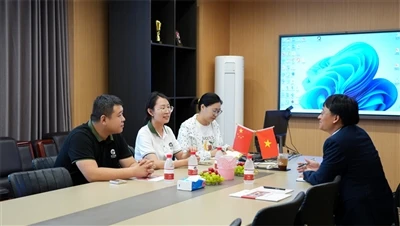 Vietnamský zákazník navštívi GNEE, aby prediskutoval nosník S355 J2 H, dosku,...